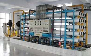       反滲透是最精密的膜法液體分離技術(shù)，在進(jìn)水(濃溶液)側(cè)施加操作壓力以克服自然滲透壓，當(dāng)高于自然滲透壓的操作壓力離加于濃溶液側(cè)時(shí)水分子自然滲透的流動(dòng)方向就會(huì)逆轉(zhuǎn)，進(jìn)水(濃溶液)中的水分子部份通過反滲透膜成為稀溶液側(cè)的凈化產(chǎn)水;反滲透設(shè)備能阻擋所有溶解性鹽及分子量大于100的有機(jī)物，但允許水分子透過，反滲透復(fù)合膜脫鹽