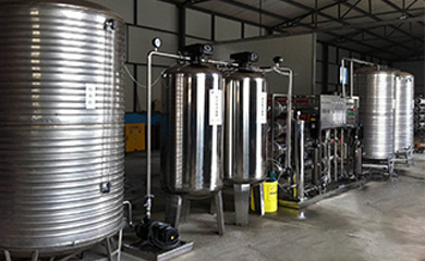 反滲透是一種現(xiàn)代新型的純凈水處理技術(shù)。通過反滲透元件來提高水質(zhì)的純凈度，清除水中含有的雜質(zhì)和鹽。我們?nèi)粘Ｋ玫募兯虺兯际墙?jīng)過反滲透設(shè)備處理的，水質(zhì)幾乎不導(dǎo)電。