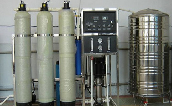 電子工業(yè)生產(chǎn)或者配件清洗需用到純水，水質(zhì)的高低也會(huì)影響生產(chǎn)。電子工業(yè)的高速發(fā)展表明一個(gè)國(guó)家的高新技術(shù)產(chǎn)業(yè)有了長(zhǎng)足進(jìn)步，我國(guó)幾十年來(lái)特別是進(jìn)入新世紀(jì)以來(lái)電子行業(yè)的有了穩(wěn)定快速的發(fā)展。電子工業(yè)包括半導(dǎo)體、芯片、線路板等，這些與人們的現(xiàn)在的生活密切相關(guān)。