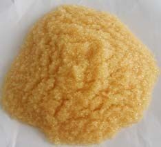 軟化樹脂是專用于軟化硬水的一種專用樹脂，通過離子交換技術(shù)，使水的硬度小于50 mg/L(CaCO3)。離子交換是一種特殊的動態(tài)吸附過程，一般是由不溶于水的離子交換劑在電解質(zhì)溶液中進(jìn)行，這種離子交換劑即為離子交換樹脂。