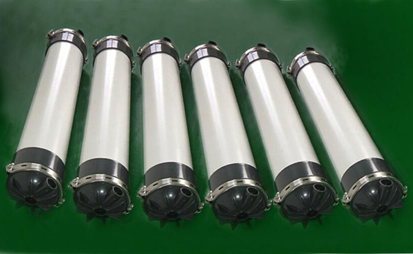 超濾膜，是一種孔徑規(guī)格一致，額定孔徑范圍為0.001-0.02微米的微孔過濾膜。在膜的一側(cè)施以適當(dāng)壓力，就能篩出小于孔徑的溶質(zhì)分子，以分離分子量大于500道爾頓、粒徑大于2～20納米的顆粒。超濾膜是最早開發(fā)的高分子分離膜之一，在60年代超濾裝置就實(shí)現(xiàn)了工業(yè)化。