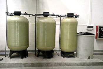       顧名思義即降低水的硬度。軟化水系統(tǒng)包括三部分，即離子交換部分、鹽再生部分和控制部分。離子交換技術(shù)是軟化系統(tǒng)的工作原理，它的主體是離子交換樹脂，由于水的硬度主要由鈣、鎂形成及表示，故一般采用陽離子交換樹脂，將水中的Ca2+、Mg2+（形成水垢的主要成份）置換出來，隨著樹脂內(nèi)Ca2+、Mg2+的增加，樹脂去除Ca2+、Mg2+的效能逐漸降